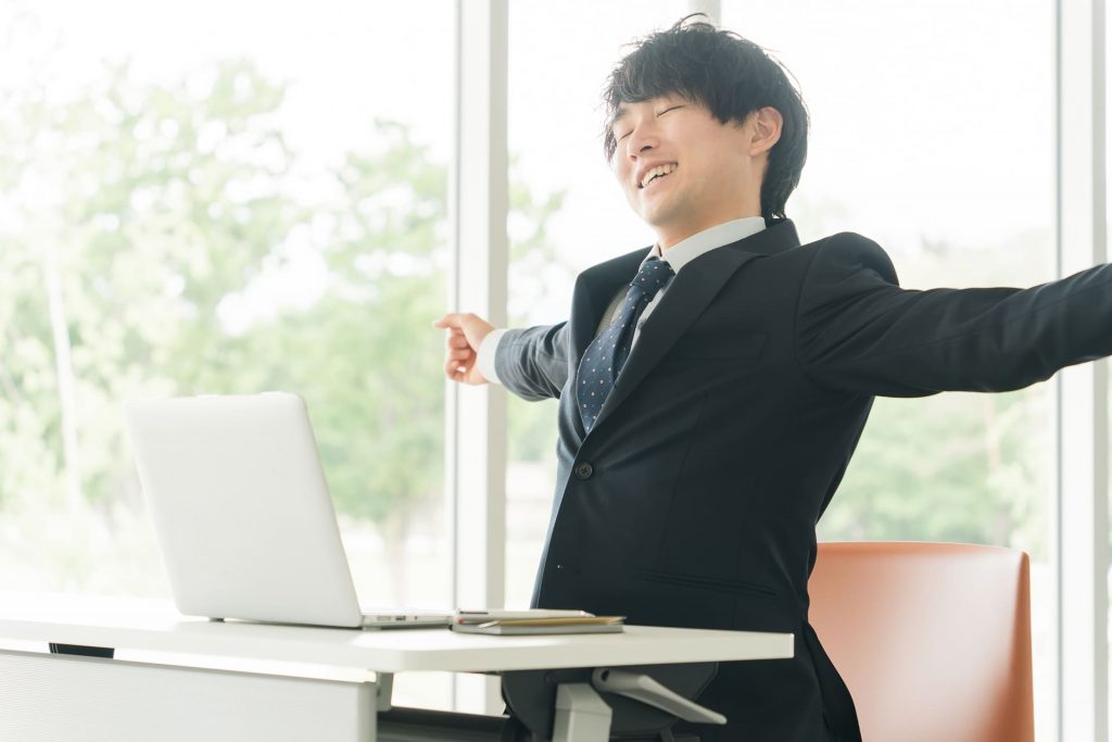座ったままできるオフィス向け腰痛改善ストレッチ