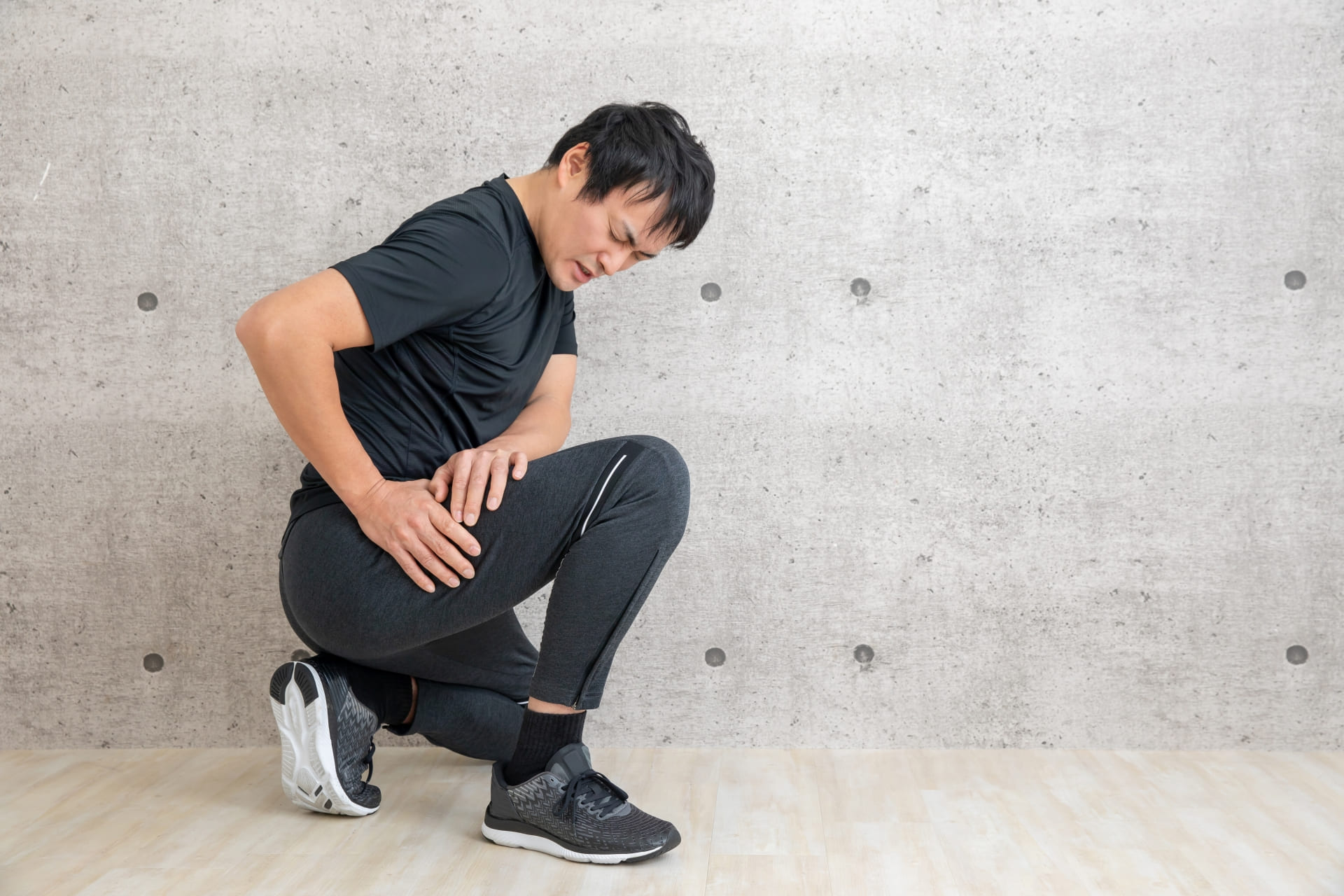 寝ながらできる股関節ストレッチの正しいやり方｜効果を高める方法と注意点も解説