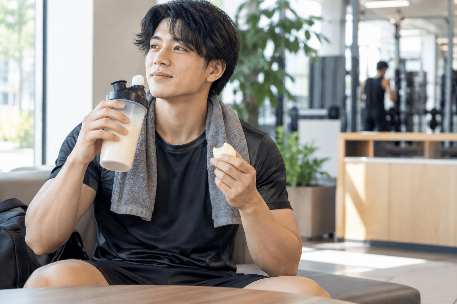 運動後に高タンパクな軽食をとってリラックスしている様子